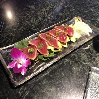 Ahi Tuna Tataki (4 pcs) *